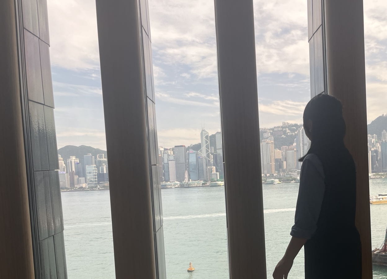 一本打开的笔记本或日记本，旁边放着一支笔，象征反思和记录