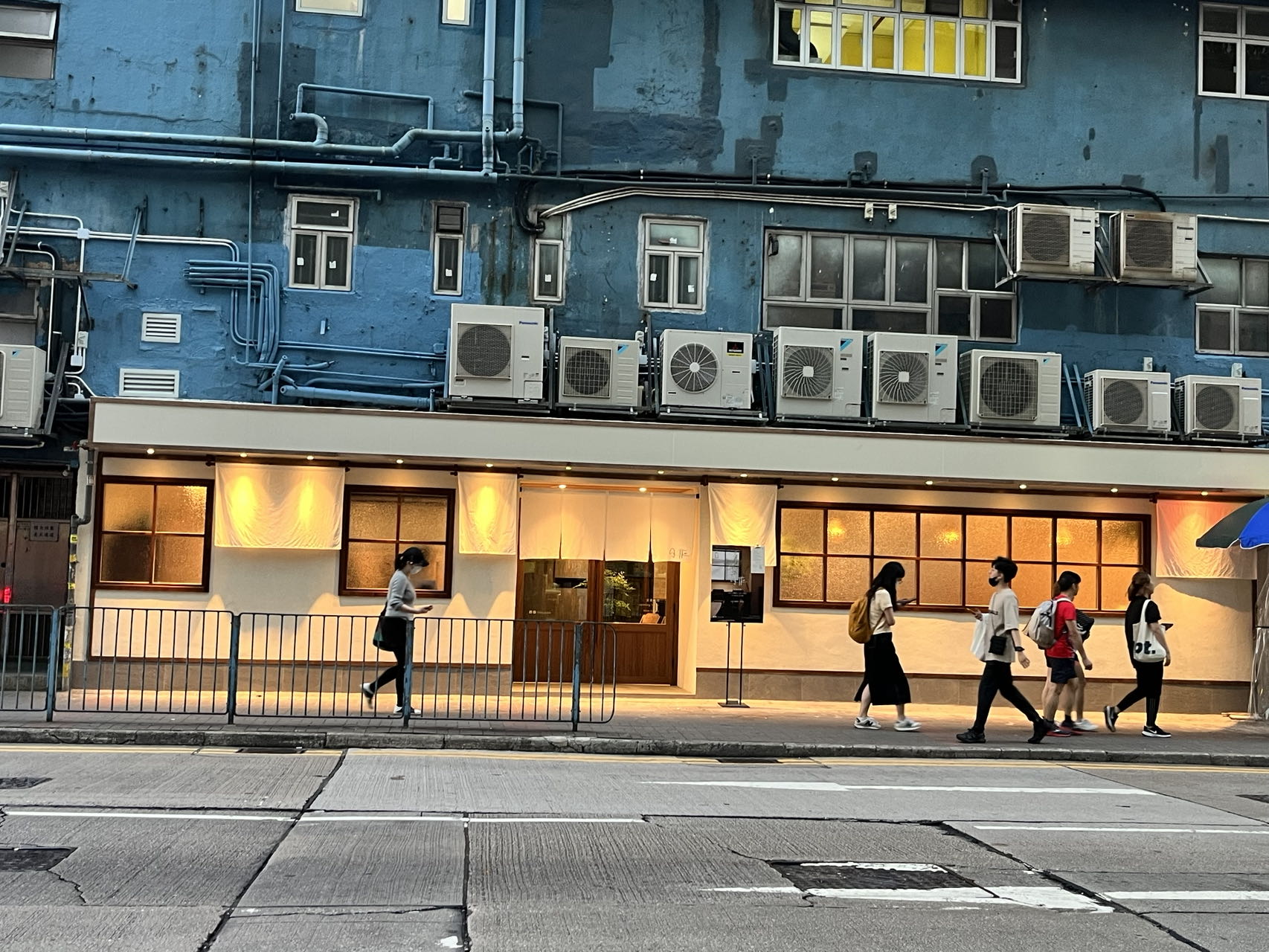一个人独自坐在安静的地方思考，比如窗边或公园长椅，光线柔和